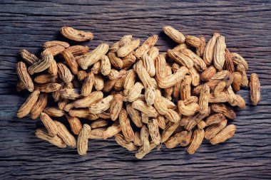 ahşap zemin üzerine fıstık