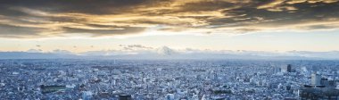 Kar ve Japonya cityscape twil gökyüzünde üzerinde Mt.Fuji kaplı