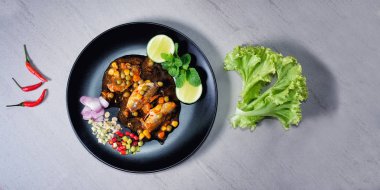 Baharatlı konserve sardalya salata (Yum Pla Ka-Pong)