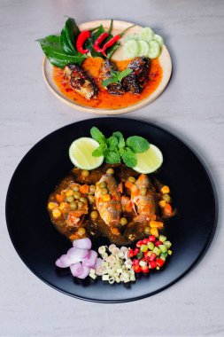 Baharatlı konserve sardalya salata (Yum Pla Ka-Pong)