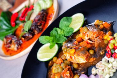 Baharatlı konserve sardalya salata (Yum Pla Ka-Pong)