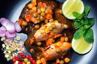 Baharatlı konserve sardalya salata (Yum Pla Ka-Pong)