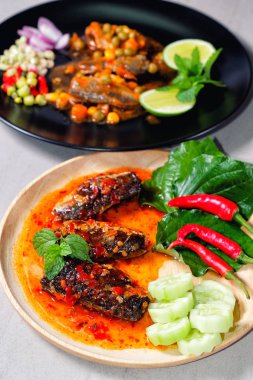 Baharatlı konserve sardalya salata (Yum Pla Ka-Pong)