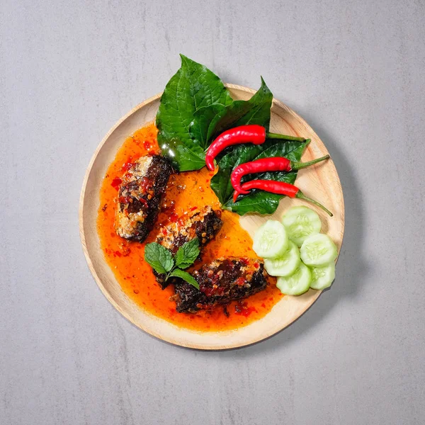 Пряный консервированный сардинный салат (Yum Pla Ka-Pong) ) — стоковое фото