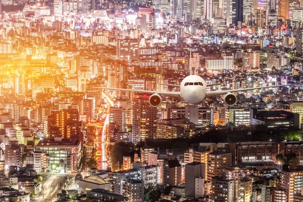 日本城市景观背景下的飞机油炸 — 图库照片