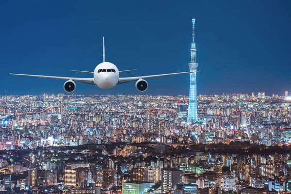 Flugzeug braten über der japanischen Stadtlandschaft Hintergrund — Stockfoto