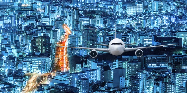 Letadlo, smažení nad pozadím panoráma Japonsko — Stock fotografie