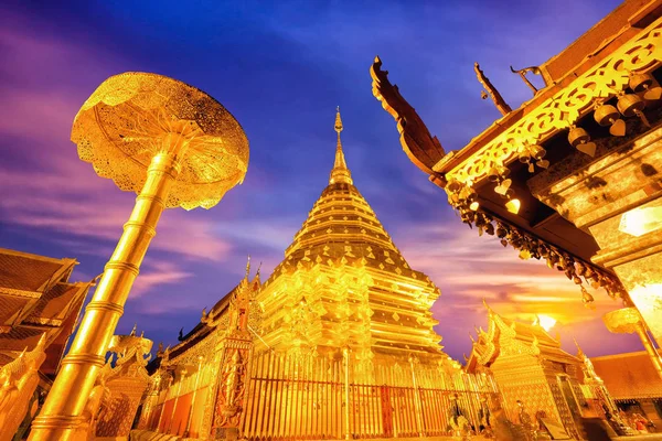 Visão noturna de Wat Phra That Doi Suthep, Chiang Mai, Hist popular — Fotografia de Stock