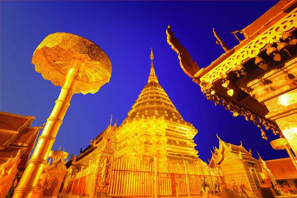 Visão noturna de Wat Phra That Doi Suthep, Chiang Mai, Hist popular — Fotografia de Stock