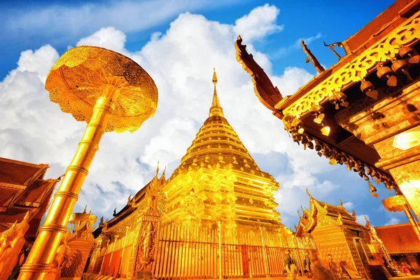 Vista de Wat Phra That Doi Suthep à luz do dia, Chiang Mai, Popula — Fotografia de Stock