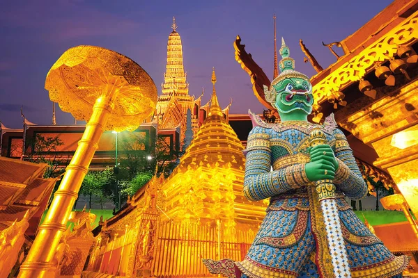 Concept de voyage : Wat Phra Kaew (Temple du Bouddha Émeraude), W — Photo