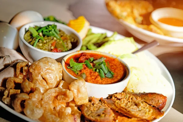 Тайская кухня - Северный стиль красный и зеленый чили погружения с севера — стоковое фото