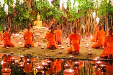 Chiang Mai Tayland - 14 Kasım: dua Wat Phan Tao Loy Krathong Festivali'nde için 14 Kasım 2016 Chiang Mai, Tayland Budist rahipler.