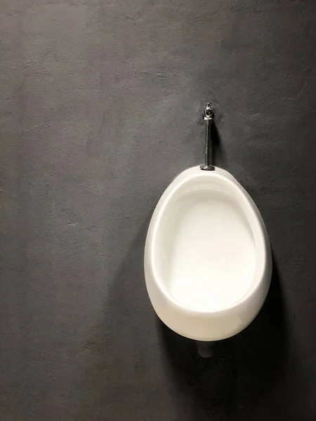 Urinal hänga på loft vägg stil bakgrund — Stockfoto