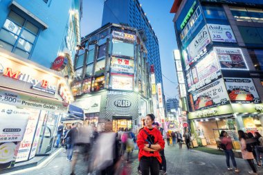 Seul, Soth Kore, 29 Mart 2018: Koreliler ve turistler