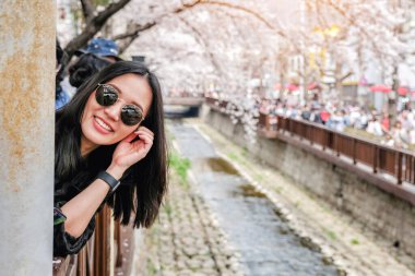 Jinhae Gunhangje Kiraz Çiçeği Festivali 'ni ziyaret eden genç bir kadın