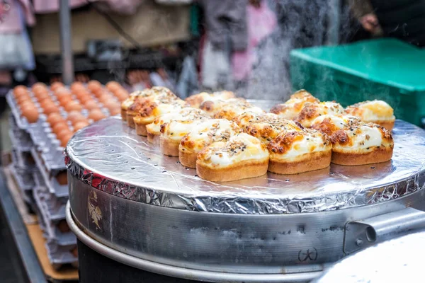 Яичный хлеб с миндалем, арахисом и семечками подсолнечника в Мён Дон — стоковое фото