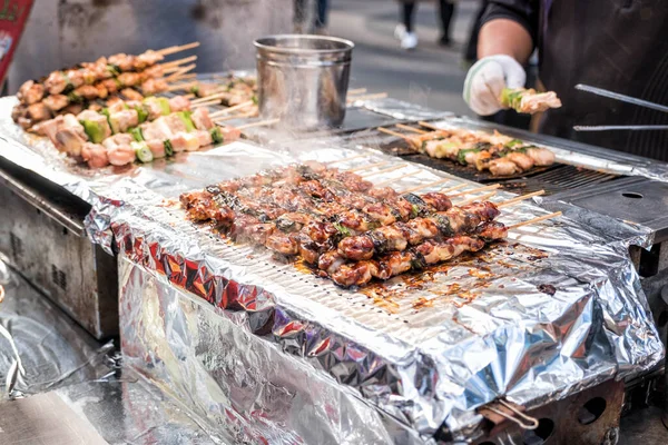 Barbecue style alimentaire coréen à Myeong-dong street food, Séoul, Sud K — Photo