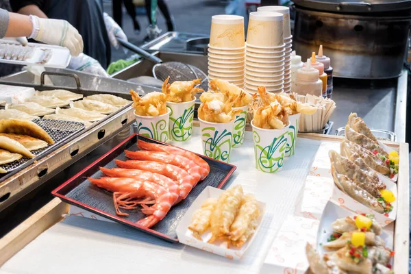 Knapperige gebakken garnalen bij Myeong-dong street food, Seoul, South Kor — Stockfoto