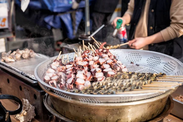 Comida callejera al vapor Octopus Legs en Myeong-dong, Seúl, South K —  Fotos de Stock