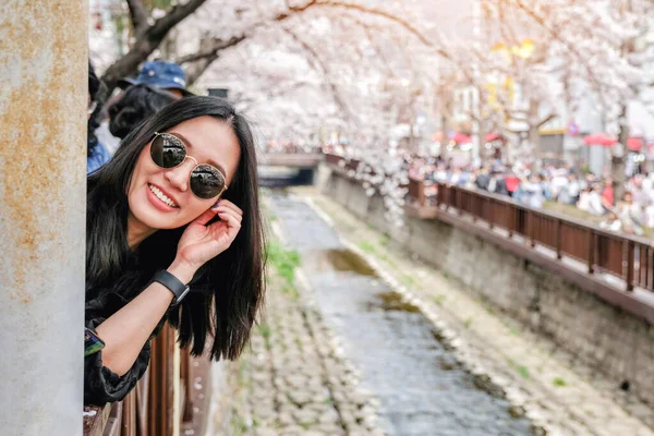 Mujer joven visitando Jinhae Gunhangje Festival de flores de cerezo en — Foto de Stock