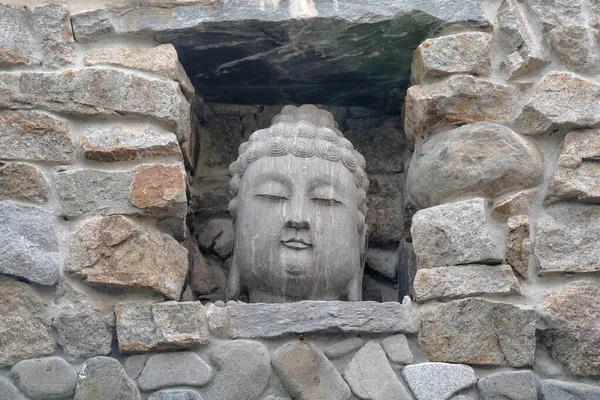 Detailní záběr kamenné sochy teh Buddhy Hlavy u vstupní brány v Haedu — Stock fotografie