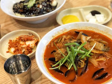 Dakbokkeumtang yahnisi sıcak bir tencerede