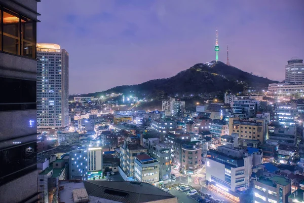 Paesaggio urbano vista notturna di Seoul e Namsan Seoul Tower, South Kore — Foto Stock