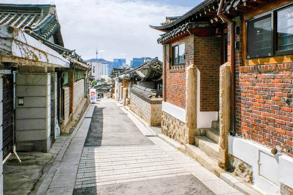 Деревня Букчон Ханок и Сеульская башня днем в Сеуле, Соут — стоковое фото