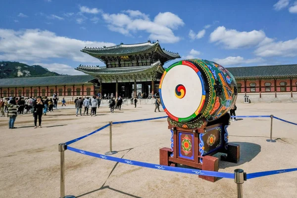 Сеул, Южная Корея - апрель 2018 года: традиционный барабан в Кёнбокг — стоковое фото