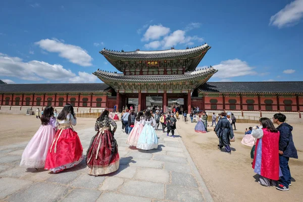 Сеул, Южная Корея - апрель 2018 года: турист носит традиционное платье — стоковое фото