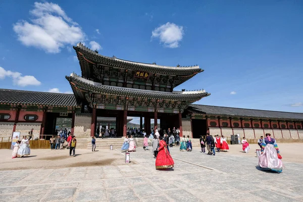 Сеул, Южная Корея - апрель 2018 года: турист носит традиционное платье — стоковое фото