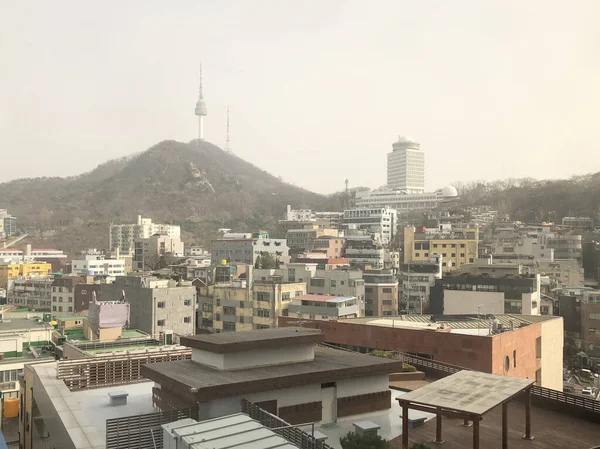 Cityscape deštivý den pohled na Soul a Namsan Soul Tower, jih — Stock fotografie