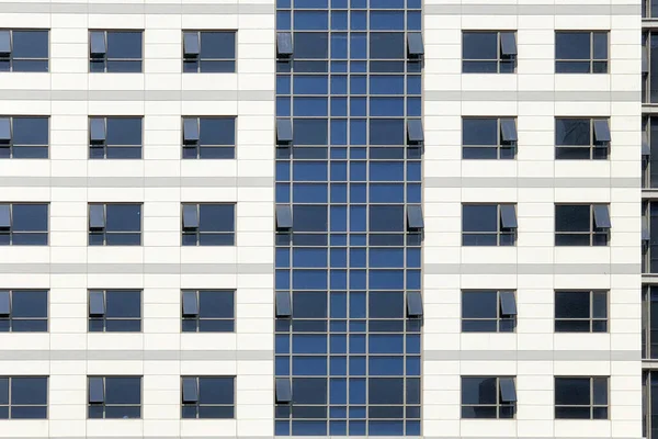 Skleněná okna bílých kancelářských budov pozadí — Stock fotografie