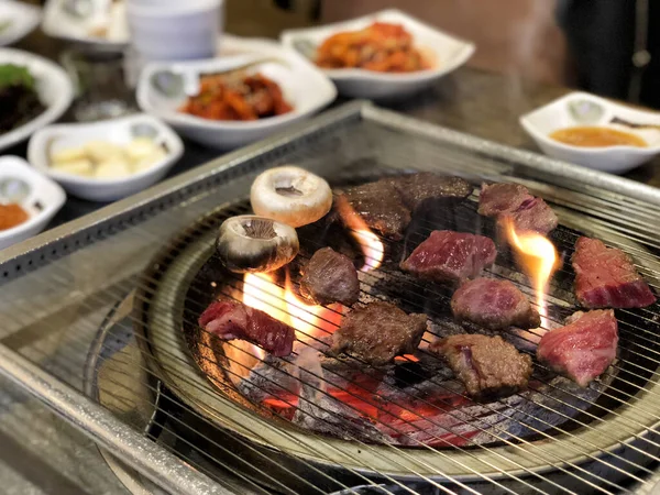 Мясо-гриль на горячих углях. Эта еда корейская или японская. — стоковое фото