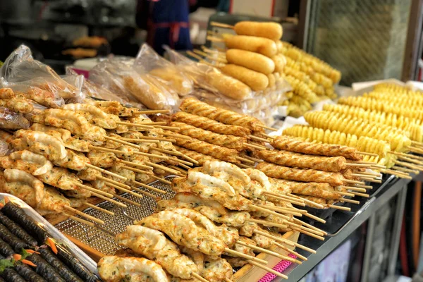 Cachorro-quente e batata em Myeong-dong street food, Seul, South Kore — Fotografia de Stock