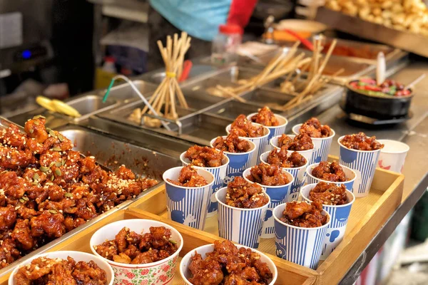 Pollo frito en comida callejera Myeong-dong, Seúl, Corea del Sur — Foto de Stock
