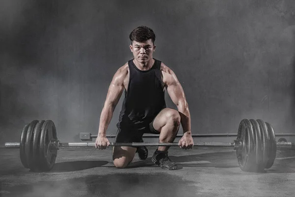 Erős fitness férfi csinál kar edzés barbells a tornateremben — Stock Fotó