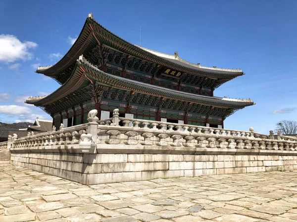 Дворец Кёнбокгун - одна из самых известных достопримечательностей Сеула , — стоковое фото
