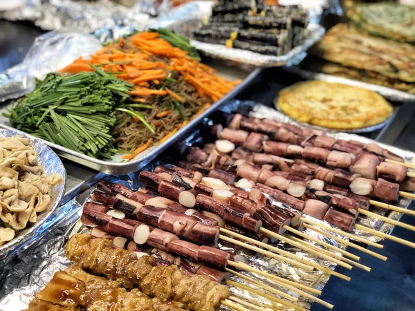 Comida callejera en la vida nocturna del distrito de Dongdaemun en Seúl, Corea —  Fotos de Stock