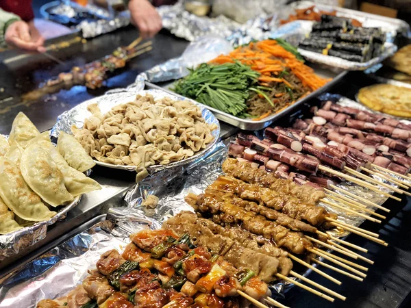 Вулична їжа в окрузі Дондамун (Сеул, Корея) — стокове фото