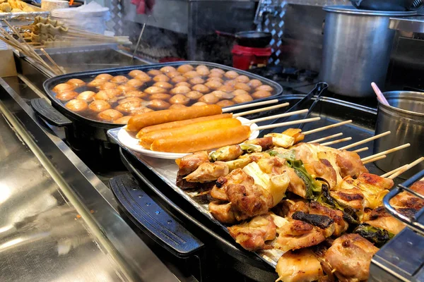 Comida de rua no distrito de Dongdaemun vida noturna em Seul, Coréia — Fotografia de Stock