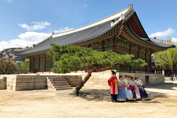 28 МАРТ: Группа туристов в традиционной корейской одежде — стоковое фото