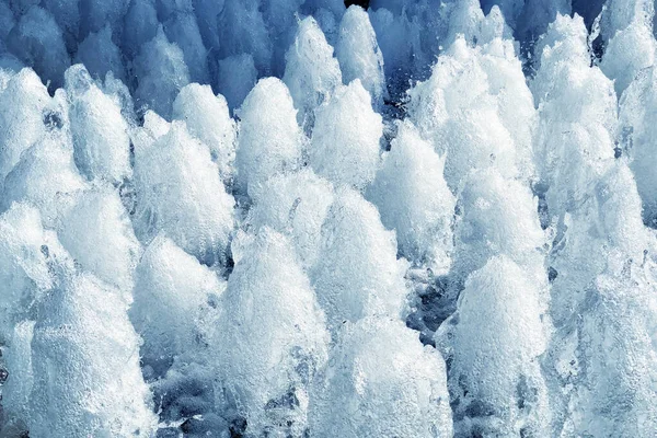 O jorro de água de uma fonte. Splash de água na fonte — Fotografia de Stock