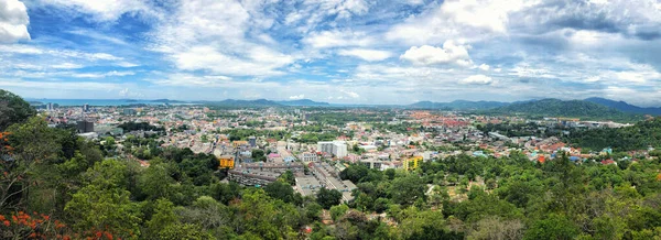 Paisaje panorámico en el mirador de Khao Rang de la ciudad de Phuket i — Foto de Stock