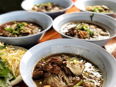 Tayland usulü biftek köfteli erişte. Taylandlılar.