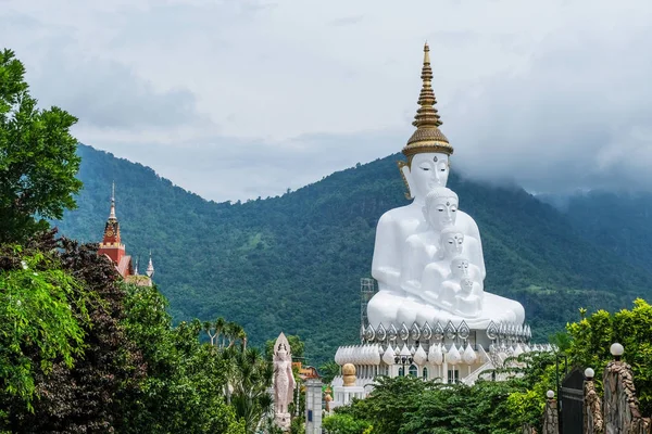 Weiße Buddha-Statue und Wolkenhintergrund im wat prathat phasornk — Stockfoto