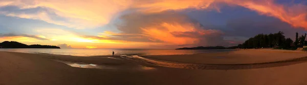 Panorámás kilátás naplementére a Karon strandon Phuket, Thaiföld — Stock Fotó