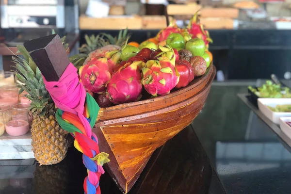 Тропические фрукты в корзине в форме лодки в Таиланде — стоковое фото
