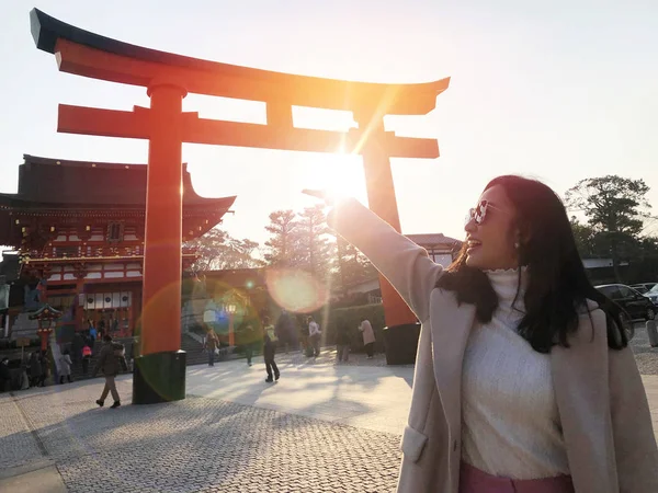 Молодая женщина туристического путешествия Киото, Япония в Fushimi Инари Shrine — стоковое фото